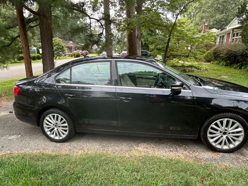 Used 2011 Volkswagen Jetta SEL FWD image 5
