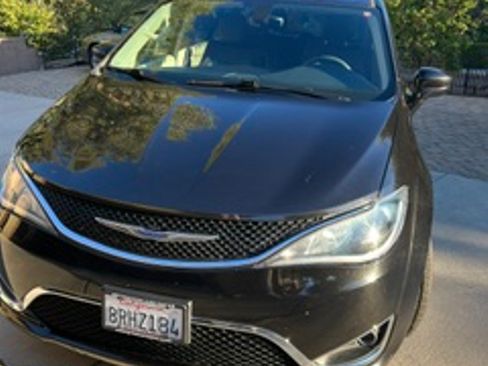 Used 2019 Chrysler Pacifica Touring-L FWD image 2