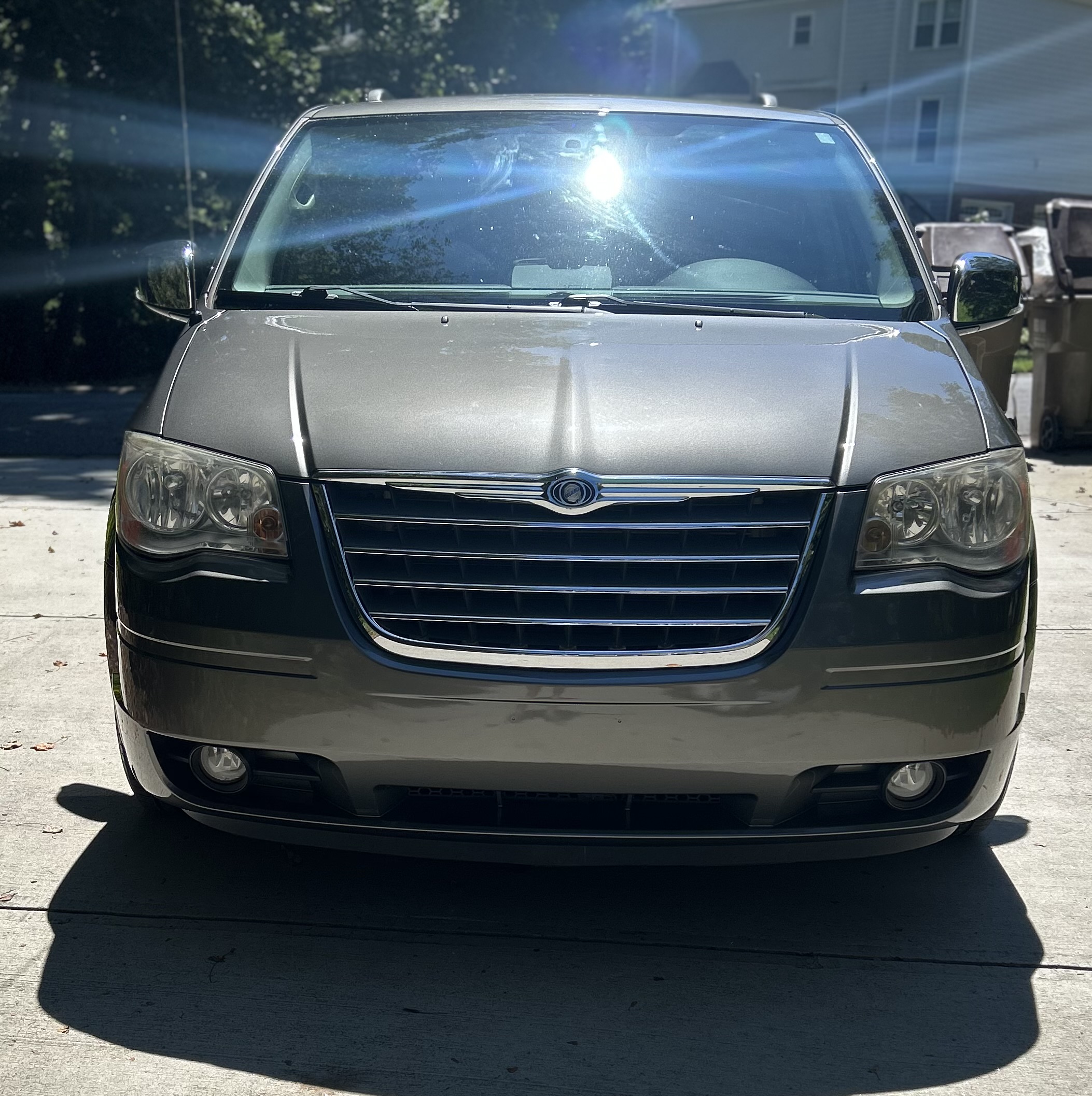 Used 2010 Chrysler Town & Country Touring Plus w/ Safetytec Group FWD image 4