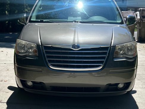 Used 2010 Chrysler Town & Country Touring Plus w/ Safetytec Group FWD image 4