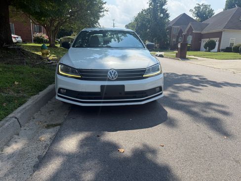Used 2017 Volkswagen Jetta Sport FWD image 8