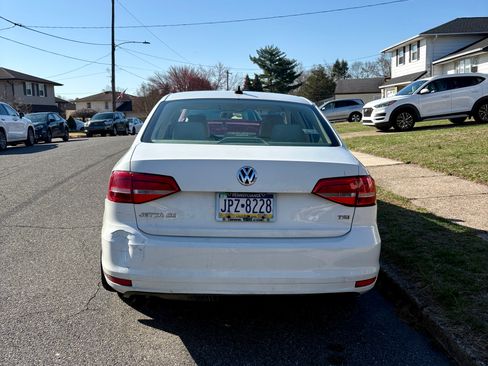 Used 2015 Volkswagen Jetta SE image 1
