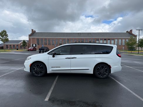 Used 2024 Chrysler Pacifica Touring-L w/ Uconnect Theater Family Group FWD image 1