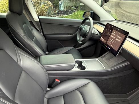 Used 2022 Tesla Model Y Long Range image 11