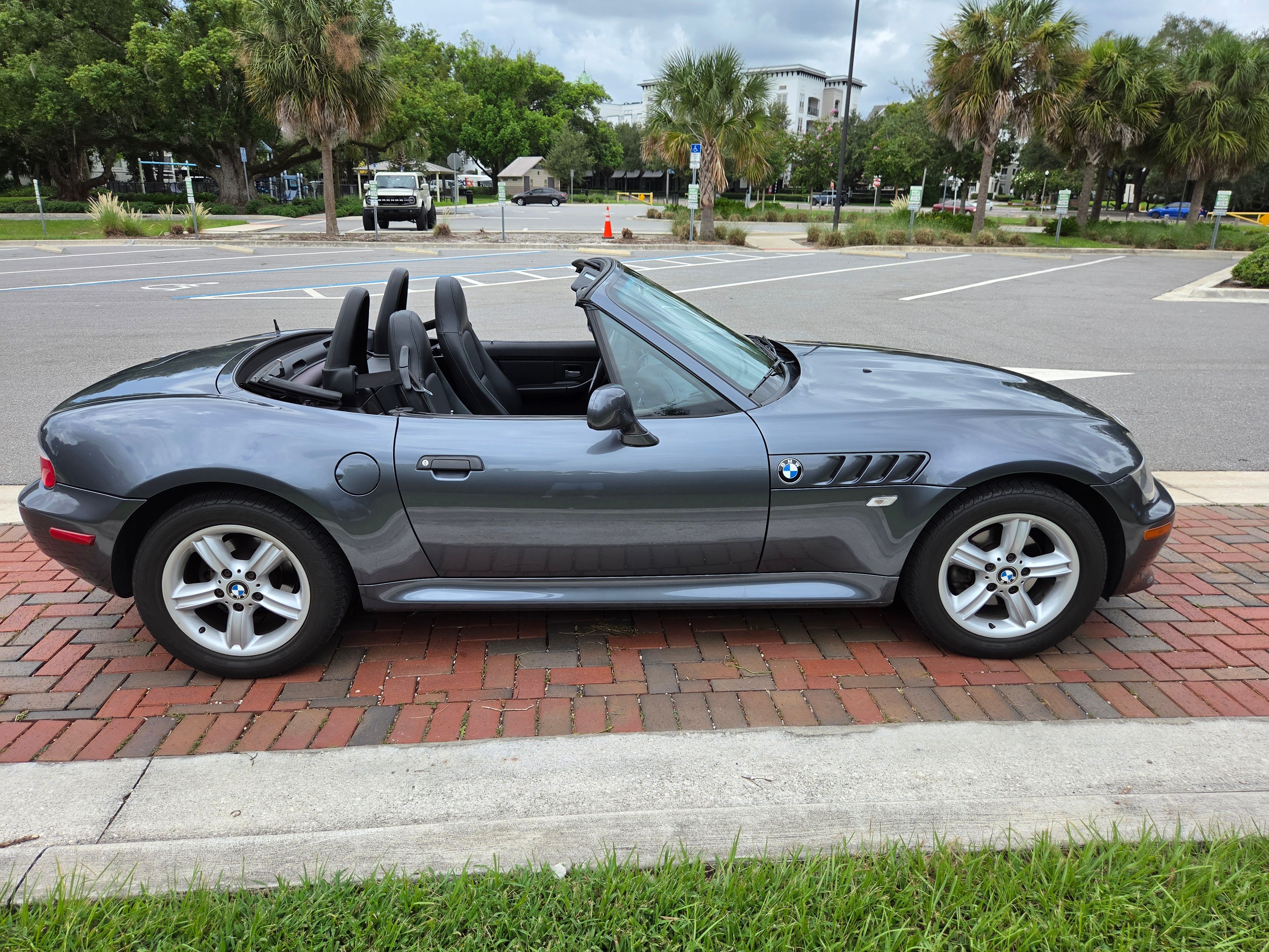 Used 2000 BMW Z3 2.5i RWD image 10
