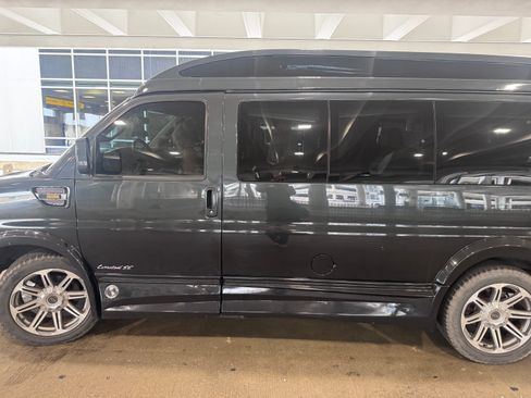 Used 2017 Chevrolet Express 2500 RWD image 8