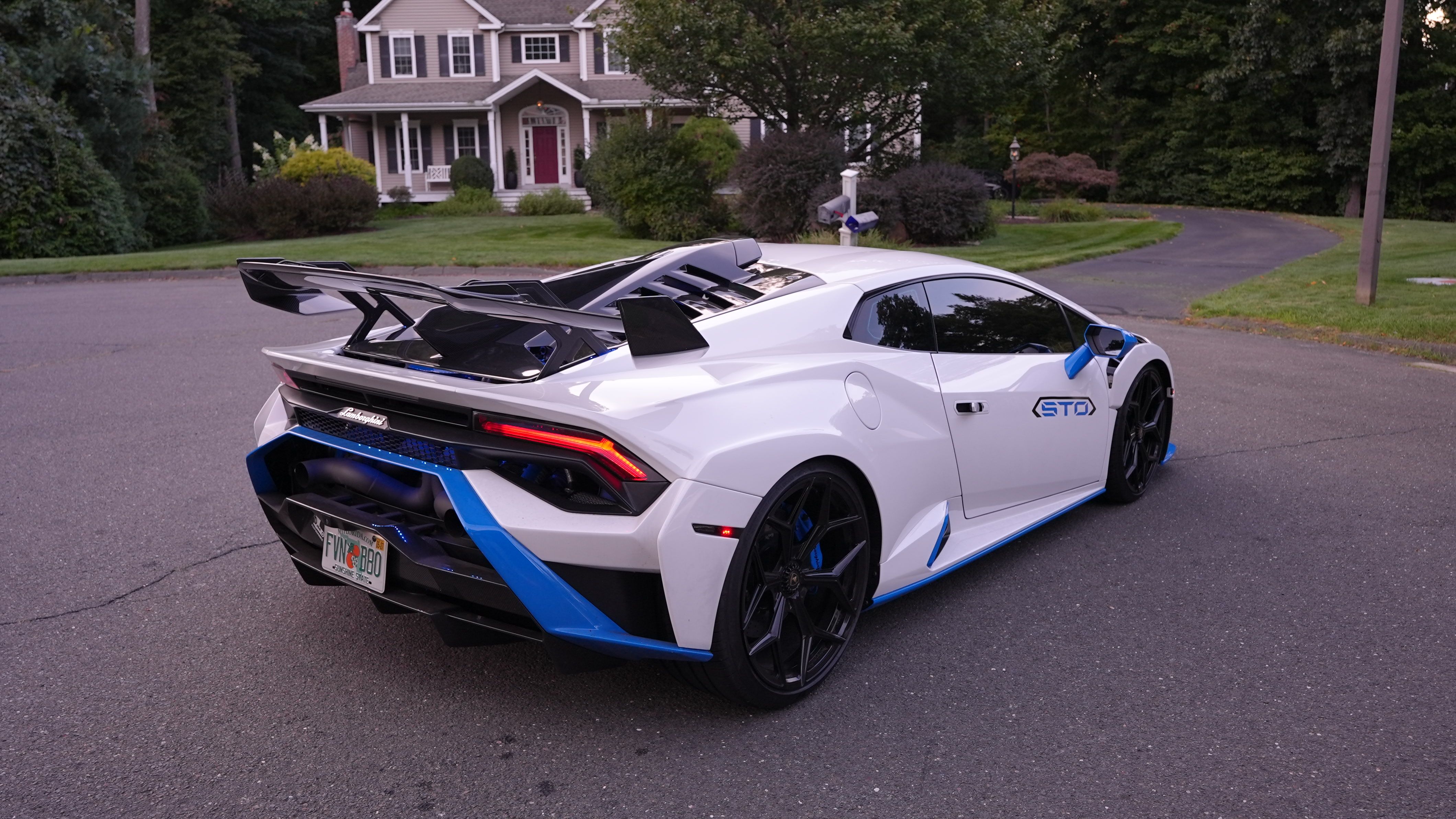 Used 2022 Lamborghini Huracan STO RWD image 4