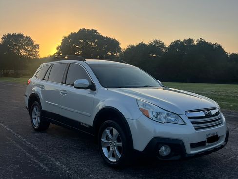 Used 2014 Subaru Outback 3.6R Limited w/ Moonroof Package AWD/4WD image 1