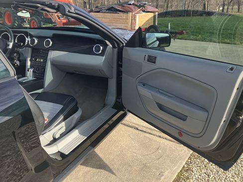 Used 2007 Ford Mustang Convertible RWD image 14