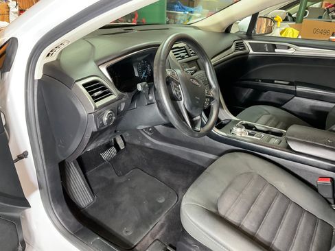 Used 2017 Ford Fusion SE FWD image 11