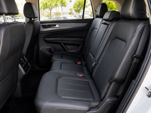 Used 2025 Volkswagen Atlas Cross Sport SE FWD image 4