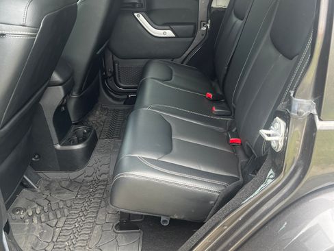 Used 2017 Jeep Wrangler Unlimited Sahara w/ Connectivity Group AWD/4WD image 8