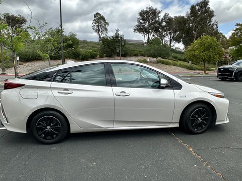 Used 2017 Toyota Prius Prime Advanced FWD image 8