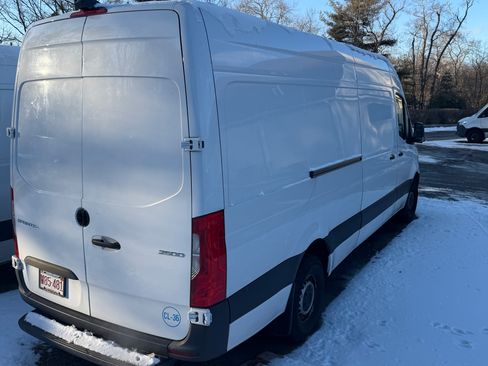 Used 2022 Mercedes-Benz Sprinter 2500 image 4