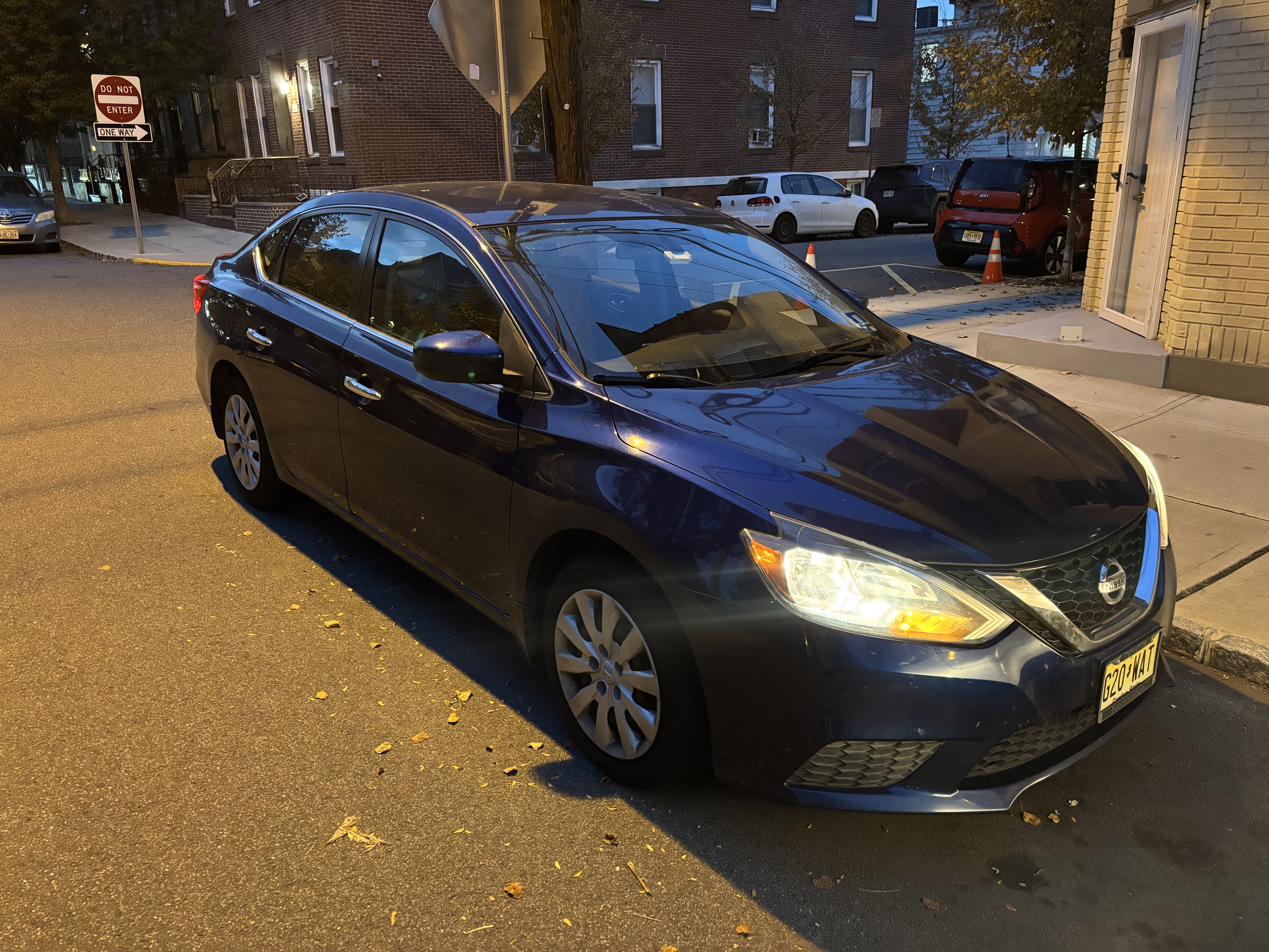 Used 2017 Nissan Sentra SV FWD image 1