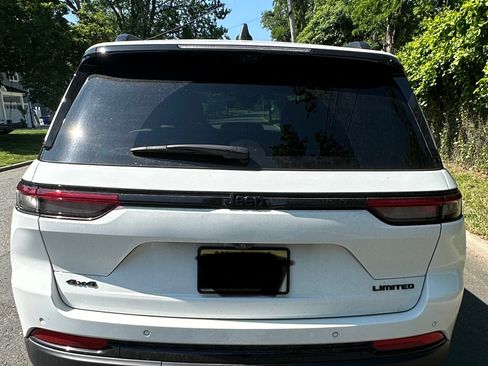 Used 2024 Jeep Grand Cherokee Limited w/ Luxury Tech Group II image 8