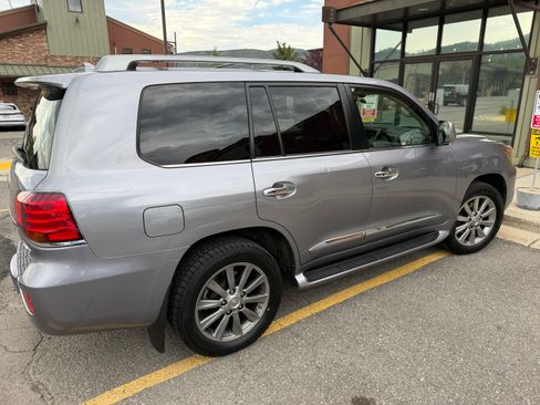 Used 2011 Lexus LX 570 4WD w/ Luxury Pkg image 2