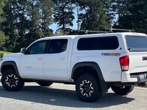Used 2017 Toyota Tacoma TRD Off-Road AWD/4WD image 2