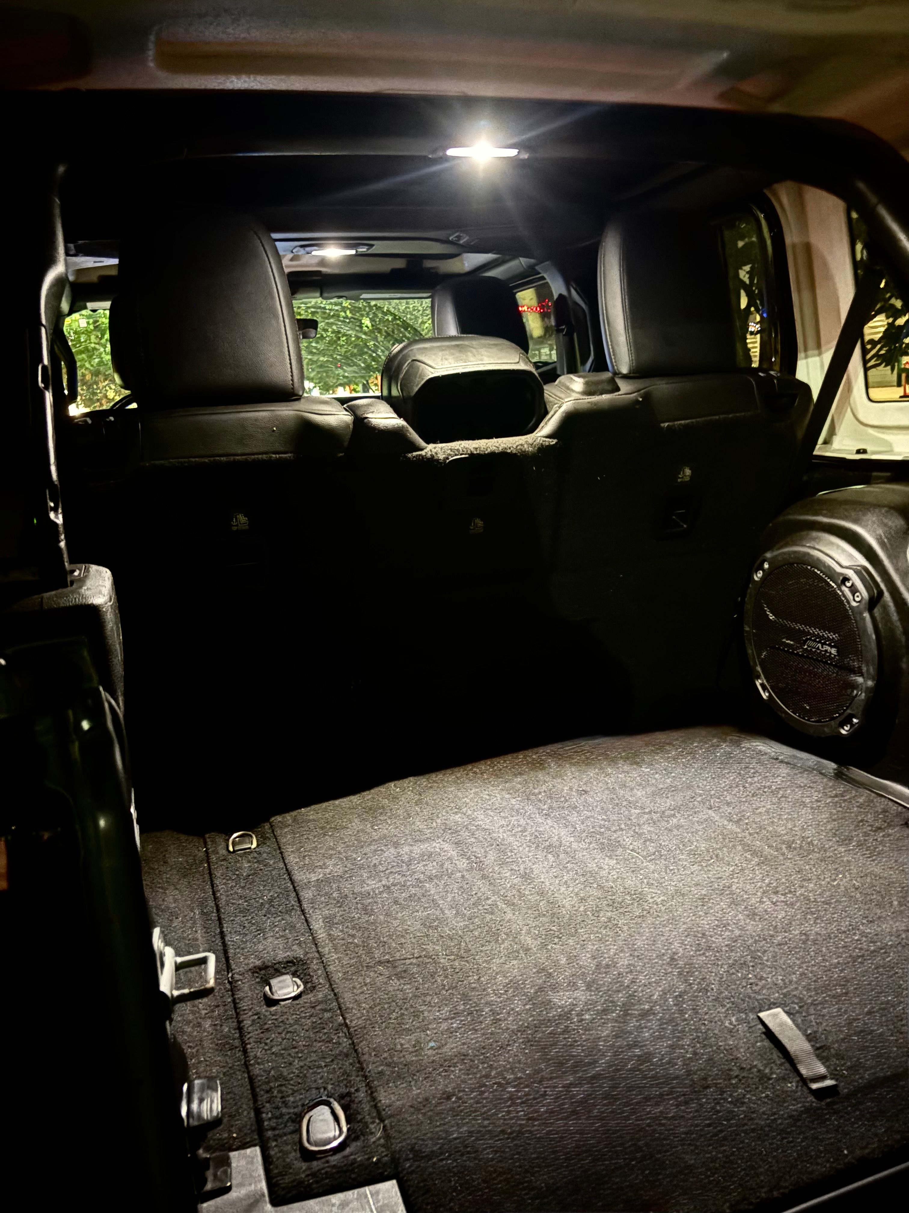 Used 2018 Jeep Wrangler Unlimited Sahara w/ Uconnect 4C Nav & Sound Group AWD/4WD image 13