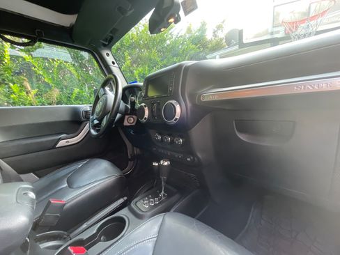 Used 2018 Jeep Wrangler Unlimited Rubicon w/ Connectivity Group AWD/4WD image 19