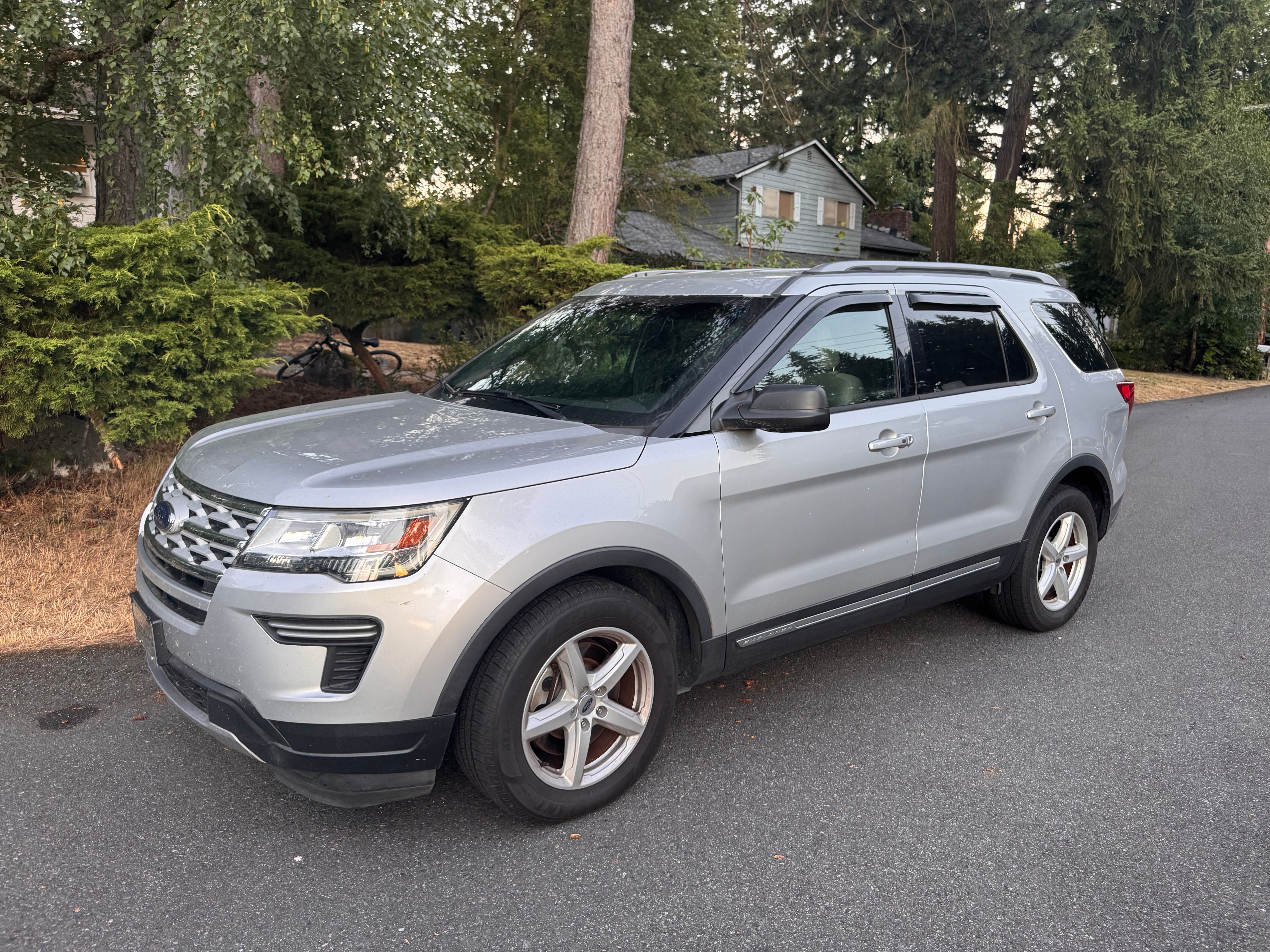 Used 2018 Ford Explorer XLT FWD image 1