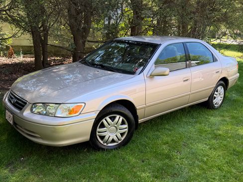 Used 2001 Toyota Camry LE FWD image 1
