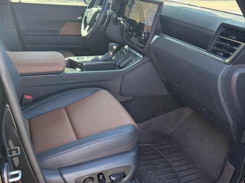 Used 2025 Lexus GX 550 w/ Accessory Package (Z1) image 6