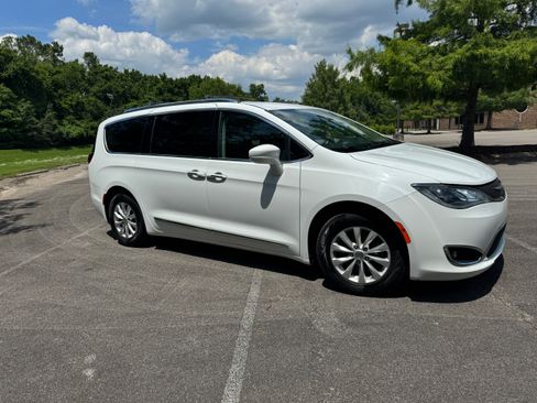 Used 2019 Chrysler Pacifica Touring-L FWD image 4