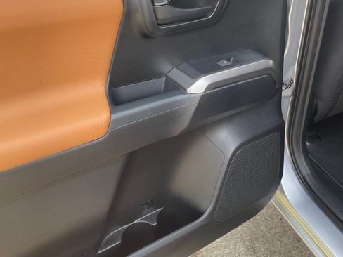 Used 2018 Toyota Tacoma SR5 RWD image 24