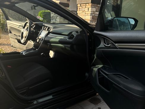 Used 2018 Honda Civic Sport image 11