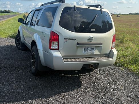 Used 2012 Nissan Pathfinder S AWD/4WD image 2