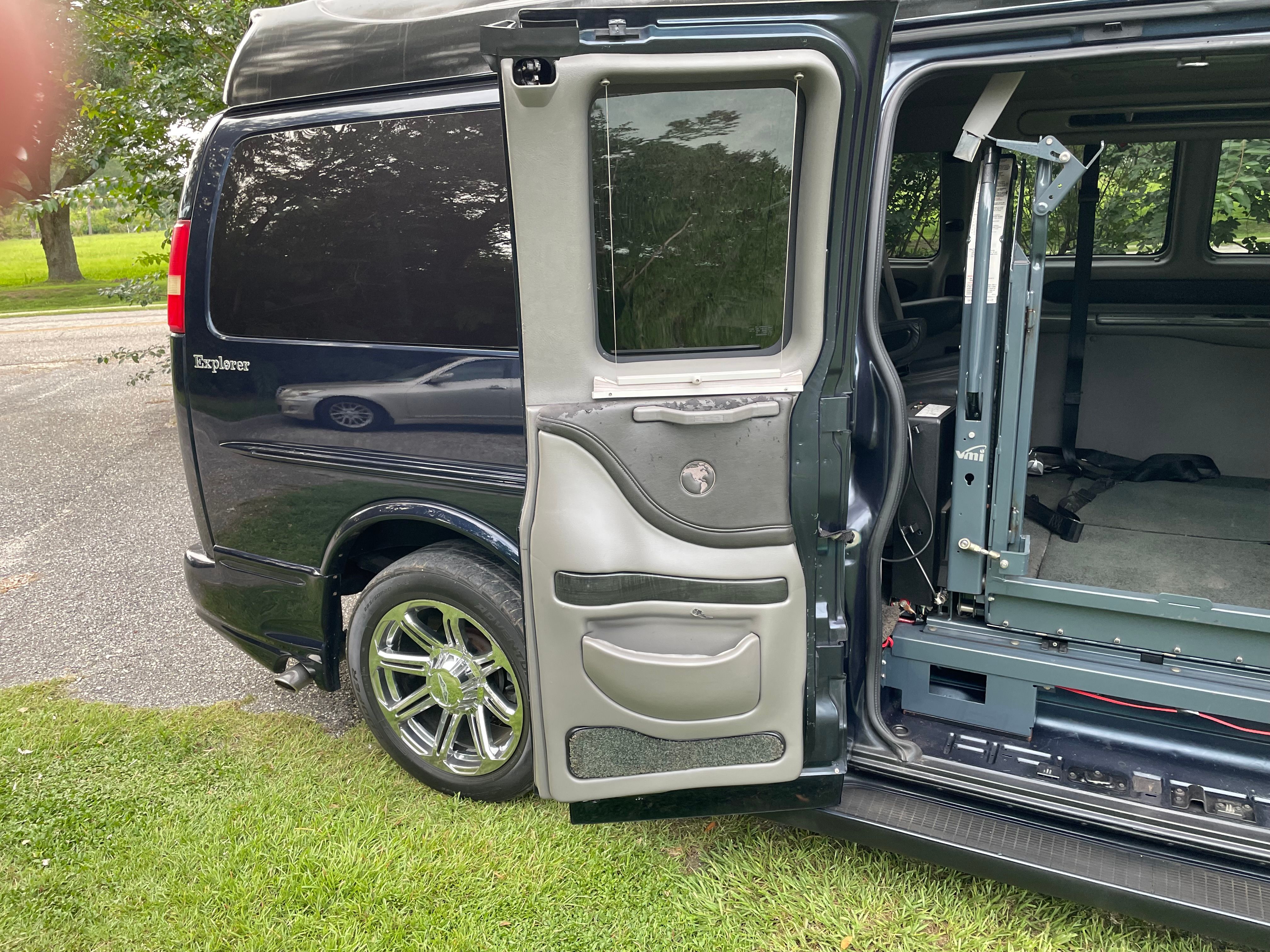 Used 2014 GMC Savana 2500 Extended RWD image 9