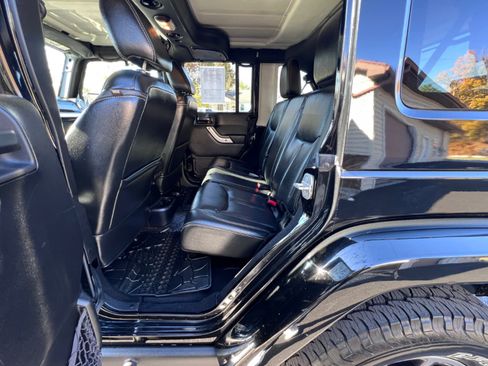 Used 2015 Jeep Wrangler Unlimited Rubicon image 4