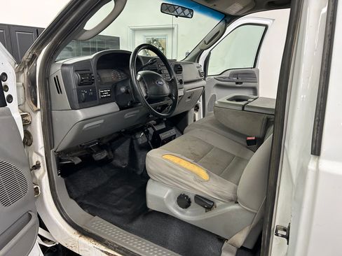 Used 2006 Ford F550 4x4 Regular Cab Super Duty image 12