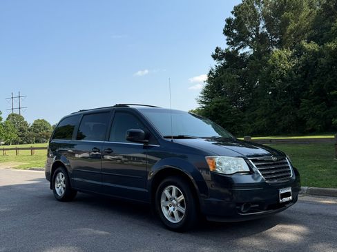 Used 2008 Chrysler Town & Country Touring w/ Entertainment Group #2 FWD image 2