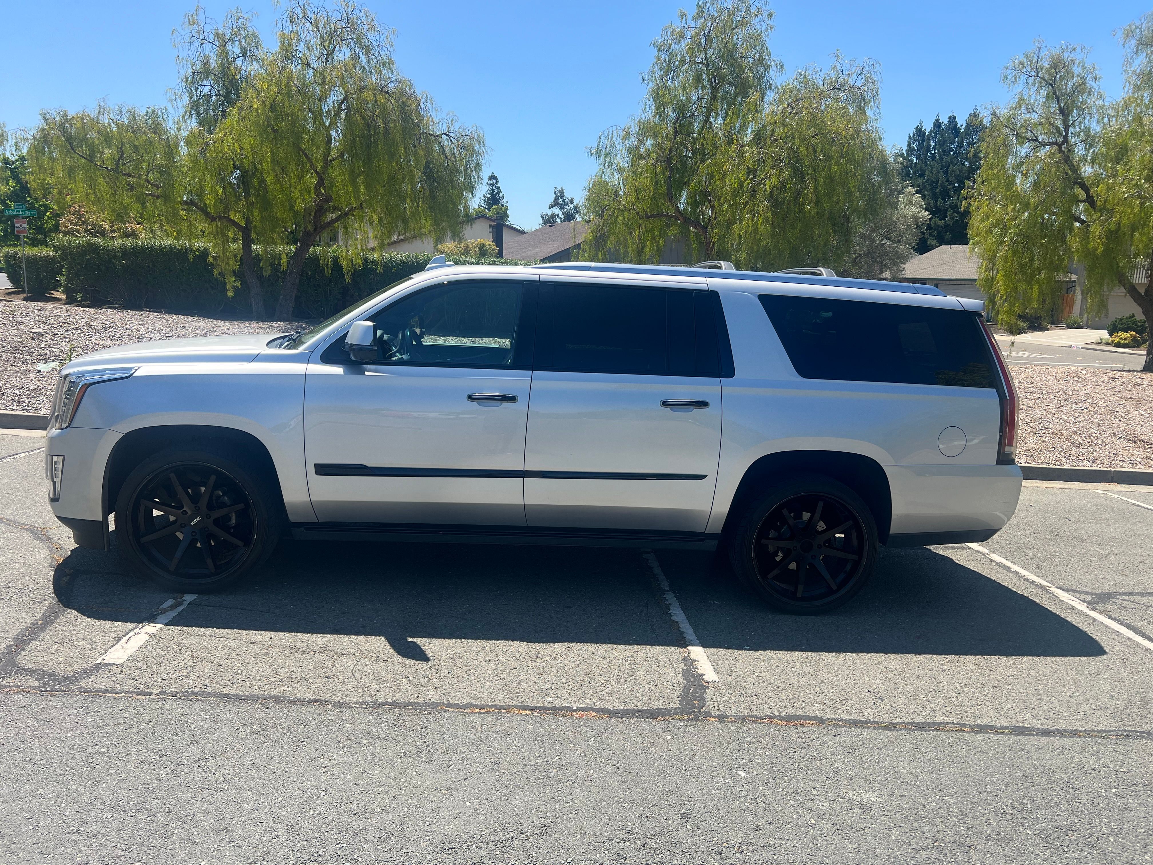 Used 2015 Cadillac Escalade ESV Platinum AWD/4WD image 2