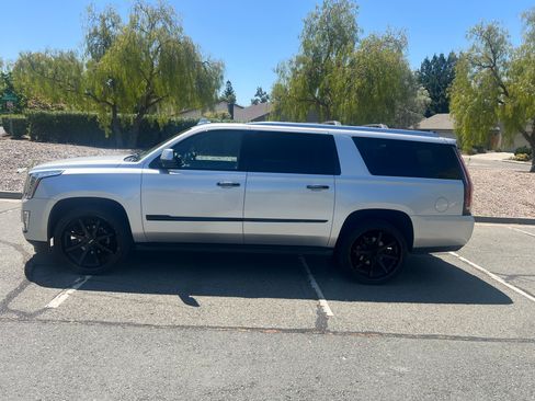 Used 2015 Cadillac Escalade ESV Platinum image 2