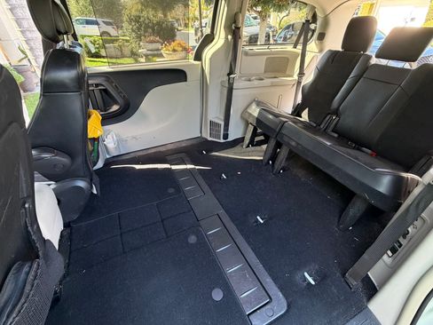 Used 2015 Chrysler Town & Country Limited image 12