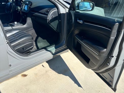 Used 2018 Chrysler 300 S image 9