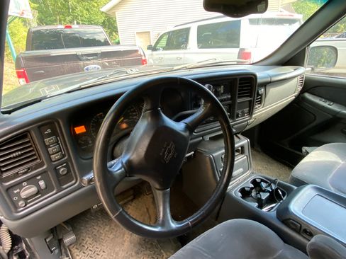 Used 2001 Chevrolet Silverado 2500 LS w/ Snow Plow Prep Pkg AWD/4WD image 4