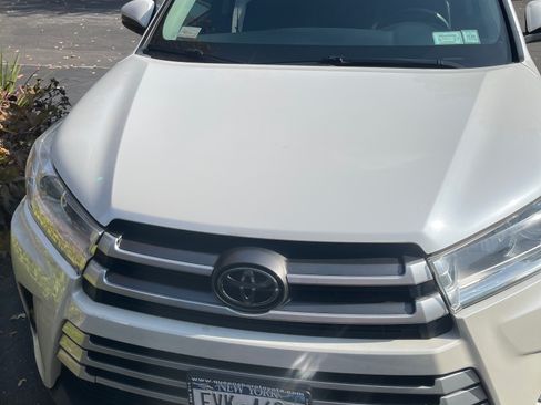 Used 2017 Toyota Highlander XLE image 2