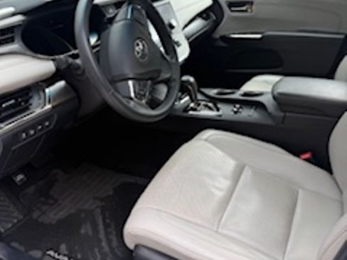 Used 2016 Toyota Avalon Limited image 2