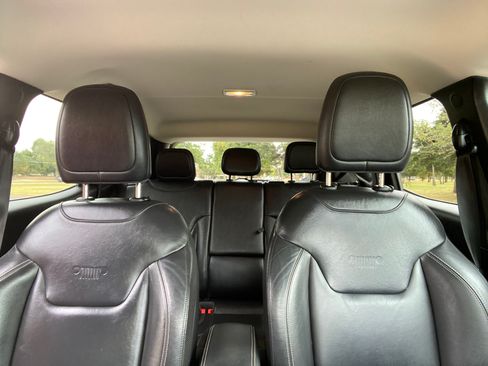 Used 2017 Jeep Renegade Limited image 18