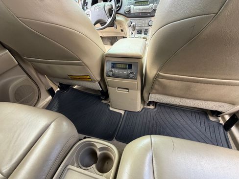 Used 2010 Toyota Highlander SE image 26