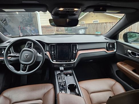 Used 2022 Volvo V60 T5 Cross Country image 10