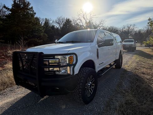 Used 2017 Ford F250 Lariat w/ Lariat Value Package image 4