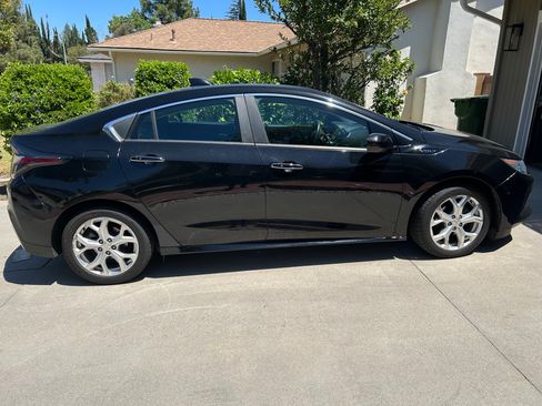 Used 2017 Chevrolet Volt Premier w/ Driver Confidence II Package FWD image 5