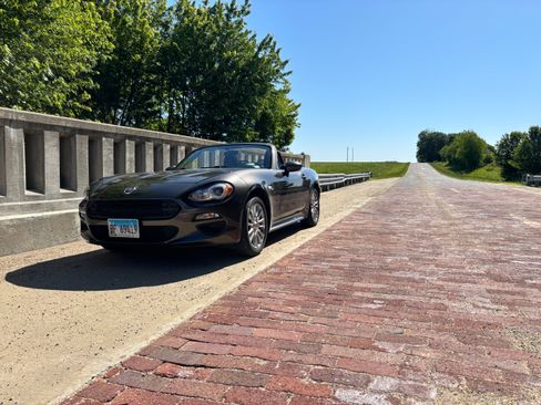 Used 2018 FIAT 124 Spider Classica w/ Technology & Siriusxm Group RWD image 10