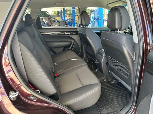 Used 2011 Kia Sorento LX image 28
