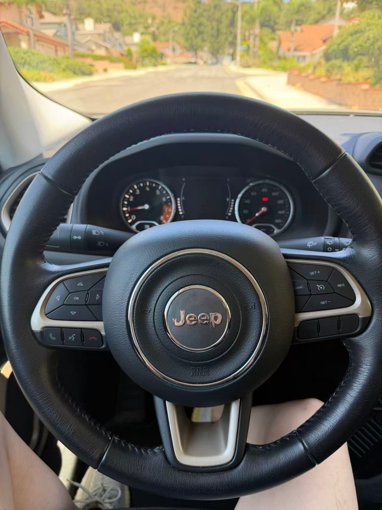 Used 2017 Jeep Renegade Latitude FWD image 2
